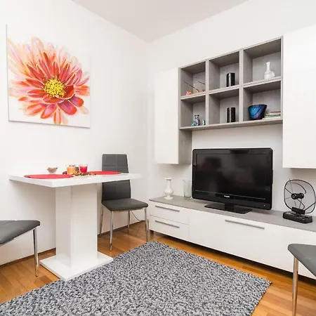 아파트먼트 아데아 *